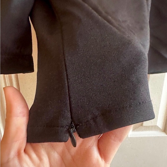 Black top with satin puff sleeves - Picture 5 of 6